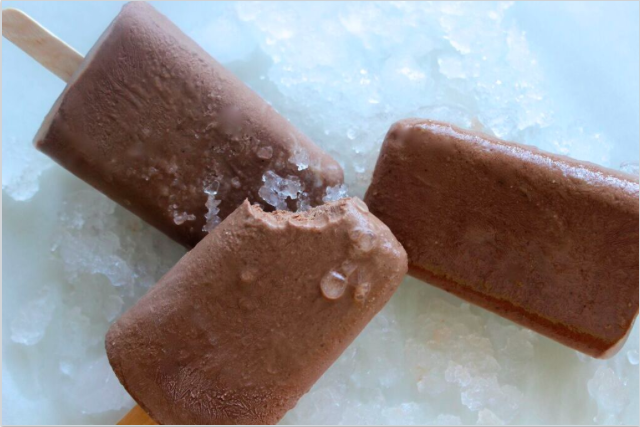 Creamy Chocolate Popsicles - An Apple a Day